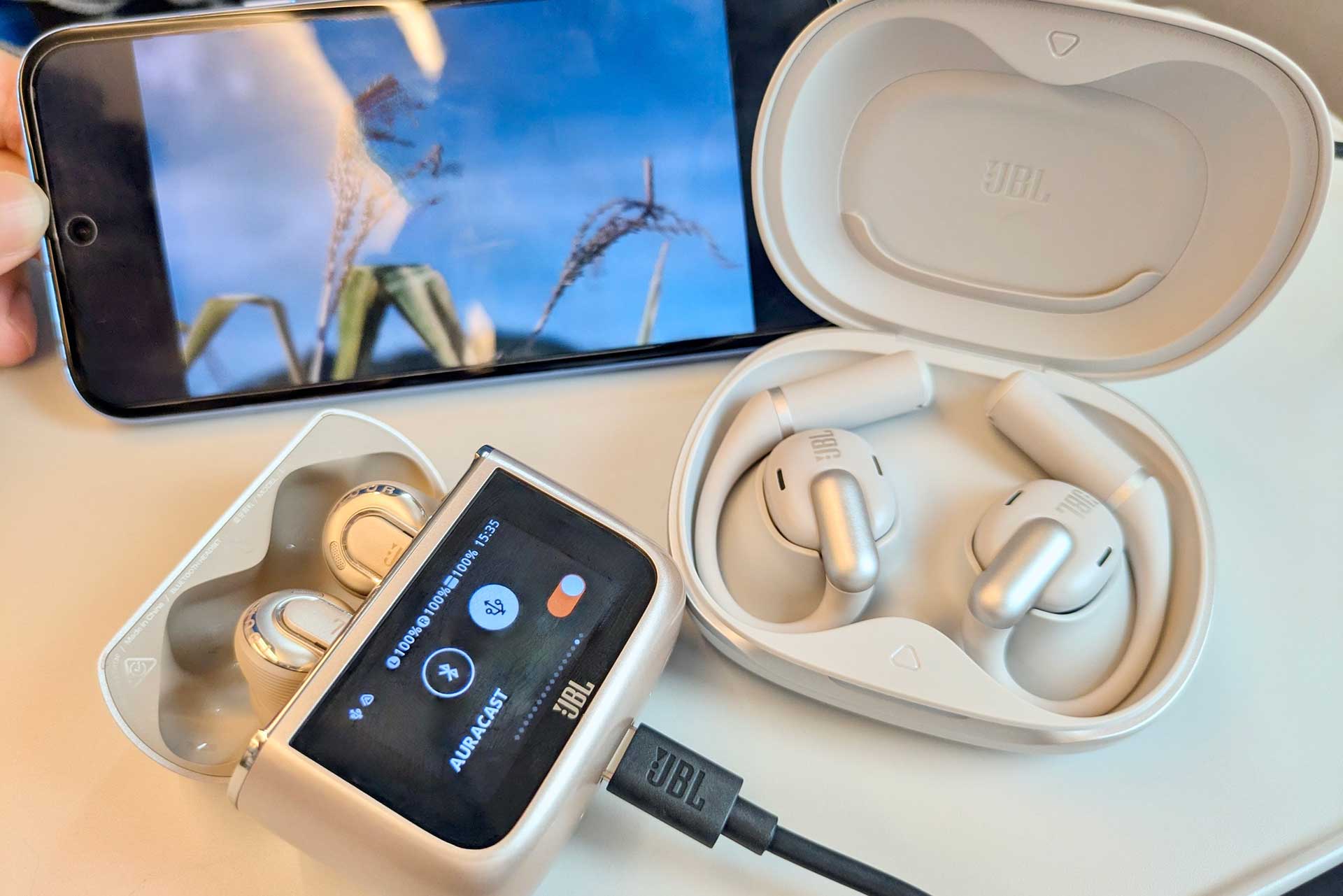 Auracastとは？ 空港やジムの音声を自分のイヤホンで聴ける新技術と対応イヤホンの見分け方