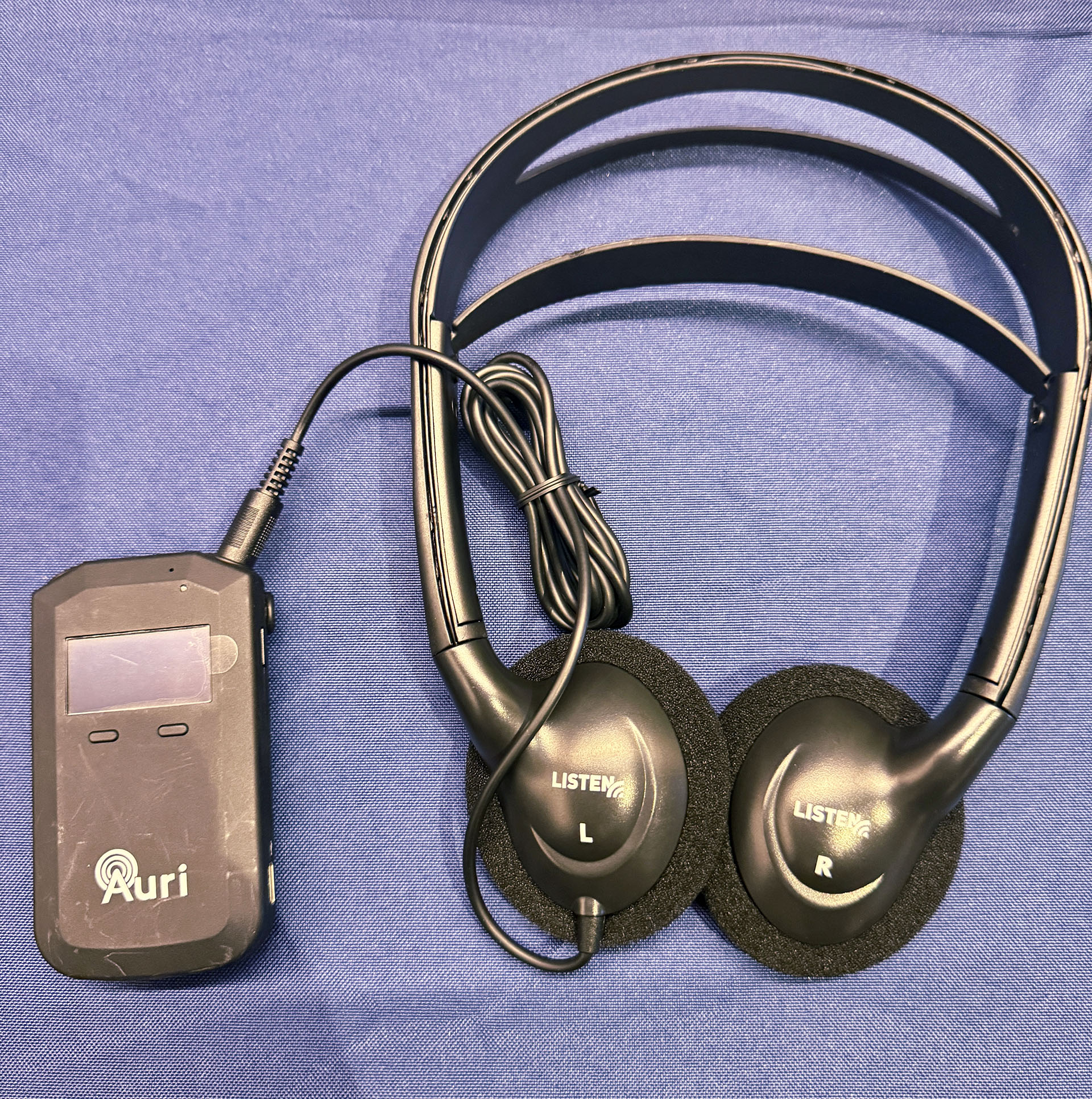 Auracast受信機Auriとヘッドホン