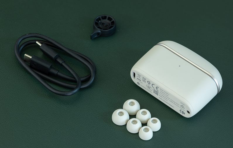 充電ケースと同梱品