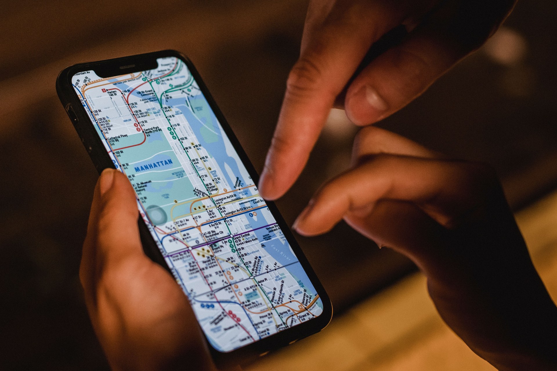 到着した街でスーツケースを持ち、スマホで連絡する旅行者