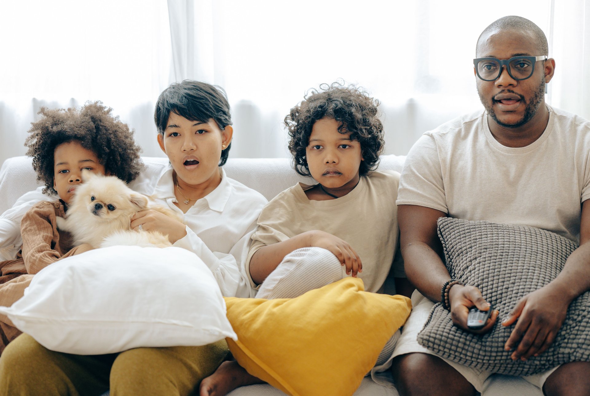 リビングのテレビで番組を楽しむ家族