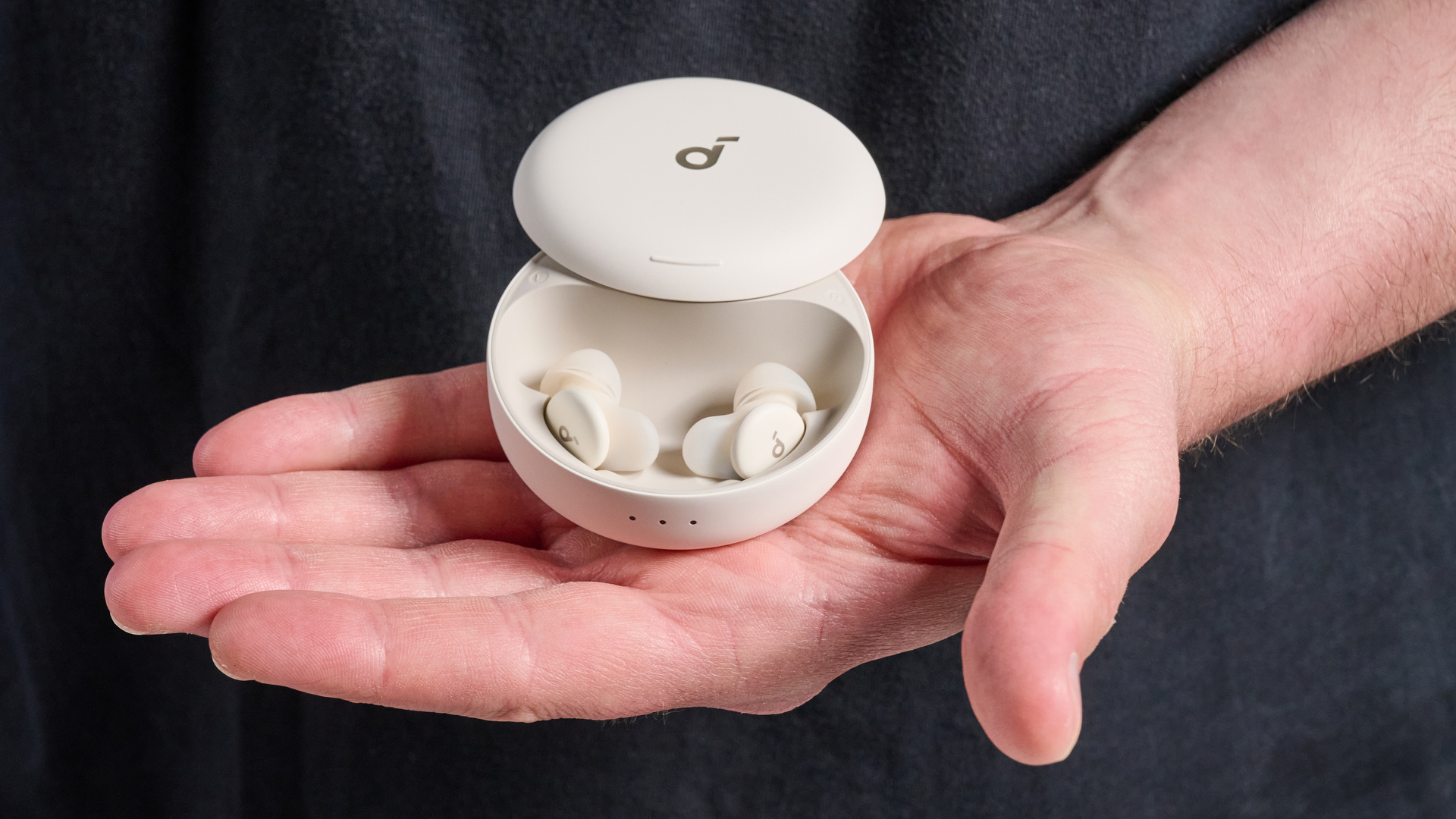 手のひらに載せたSleep A30の充電ケース
