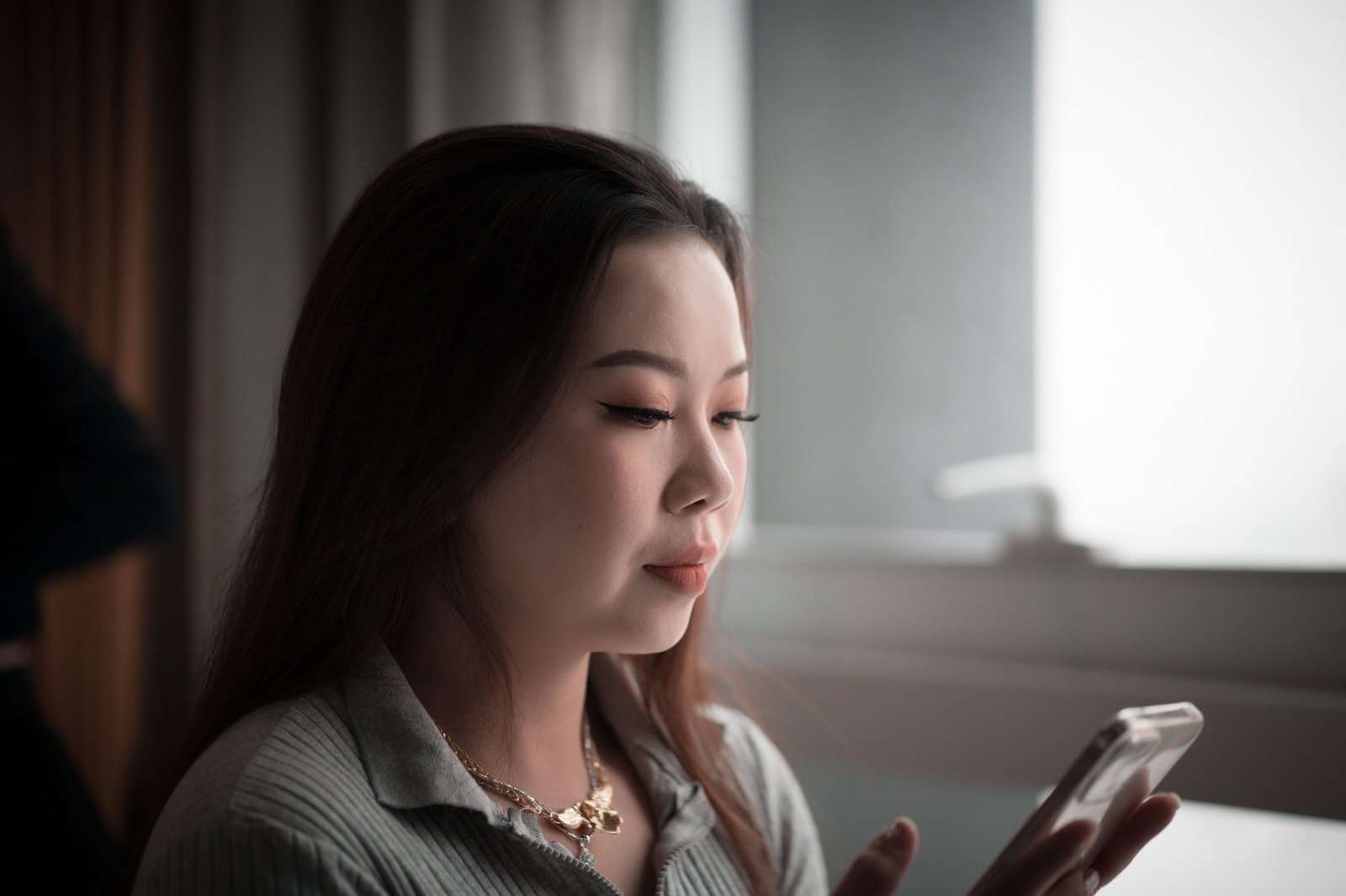 スマホで郵便物の到着通知を確認する様子